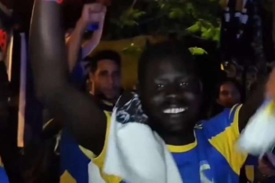 DIRLJIVI PRIZORI IZ BIHAĆA: Migranti zajedno s građanima slavili pobjedu Zmajeva (VIDEO)