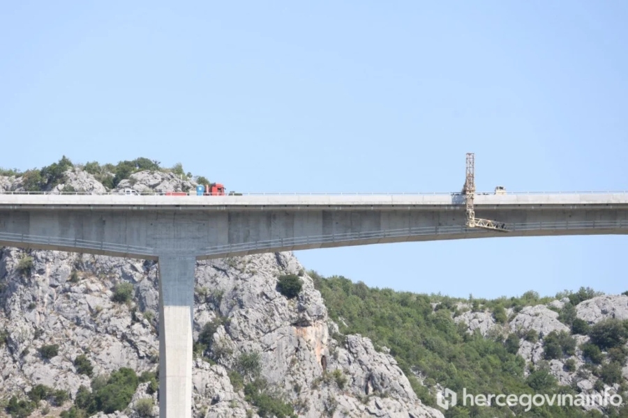 IMPOZANTNA GRAĐEVINA U NOVOM RUHU: Počelo postavljanje iluminacije na mostu Hercegovina
