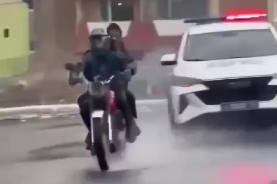 DIVLJANJE NA MOTOCIKLU: Bježali od policije pa pokosili ženu na cesti (VIDEO)
