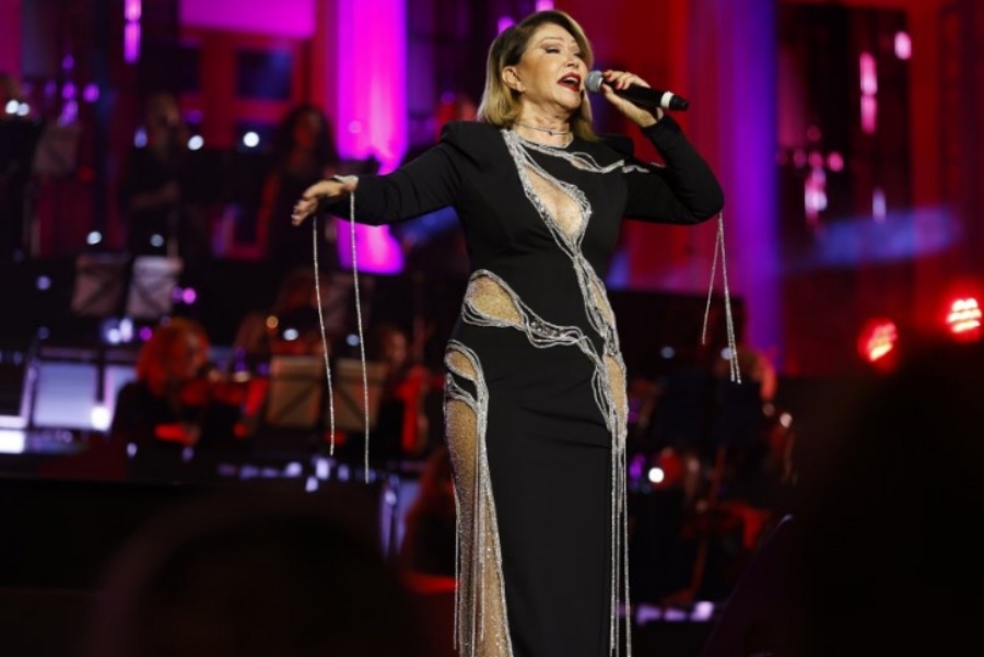 UKRALA SHOW: Malo ko bi u njenim godinama nosio ovakvu haljinu (FOTO)