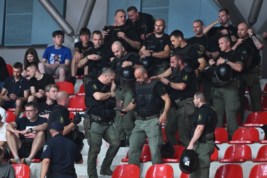 FINALE PRETVORENO U INCIDENT: Navijači izazvali nerede, poli