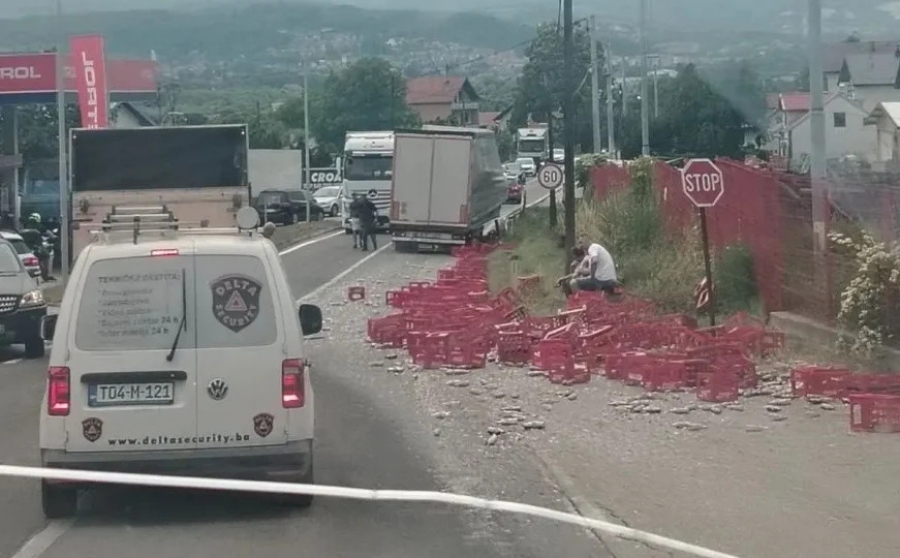 HAOS NA MAGISTRALNOJ CESTI: Kamion rasuo teret usred vožnje, staklo i gajbe preplavili kolovoz, formirale se kilometarske kolone