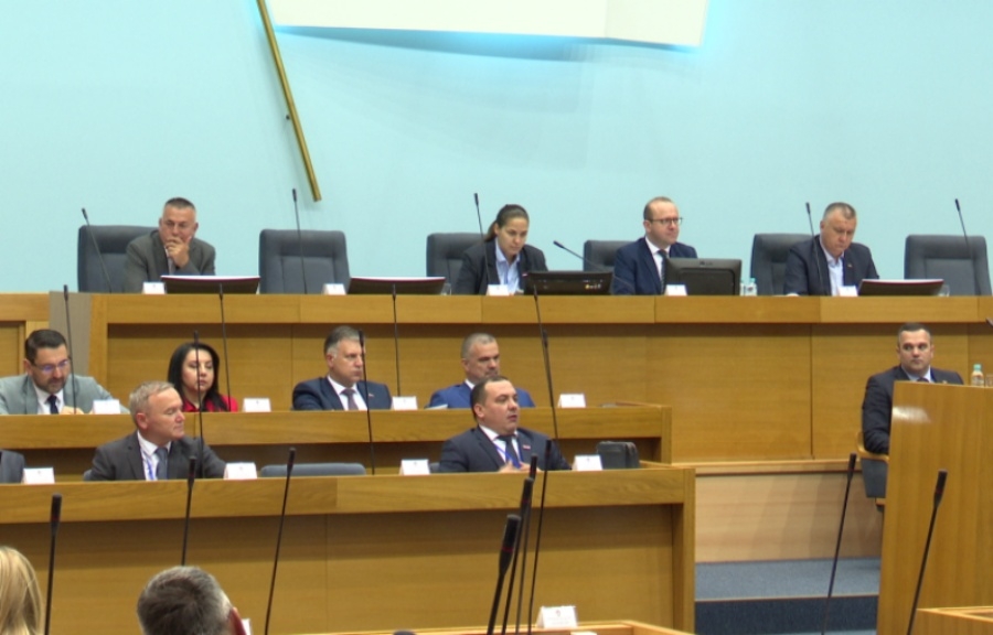 FOTELJA JE PRAZNA: Ostavka Anje Ljubojević otvorila borbu za