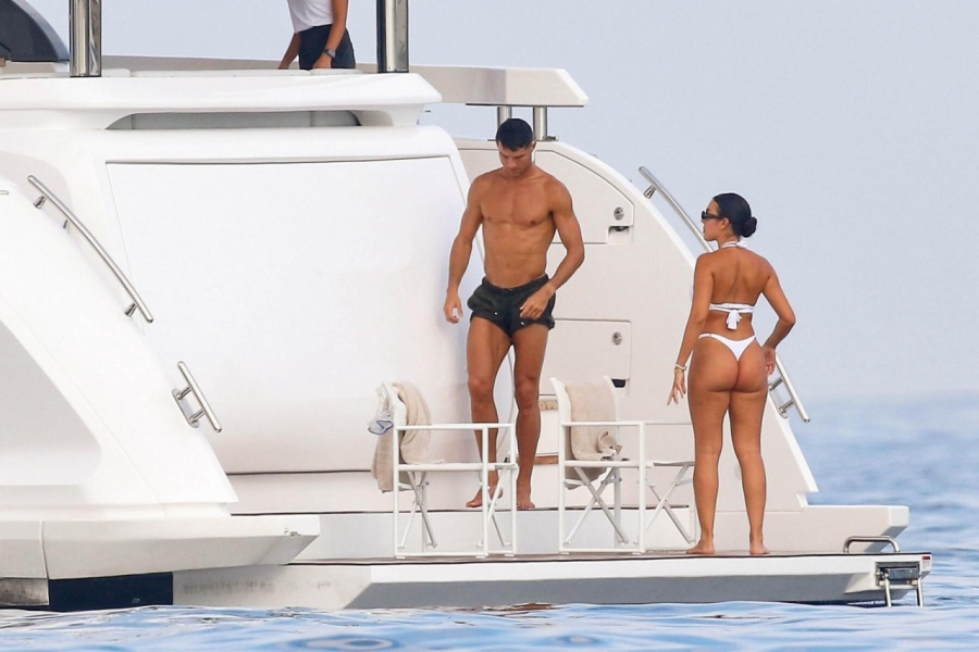 FOTOGRAFIJE RONALDOVE GEORGINE OBILAZE SVIJET: Paparazzi su je uhvatili na jahti (FOTO)