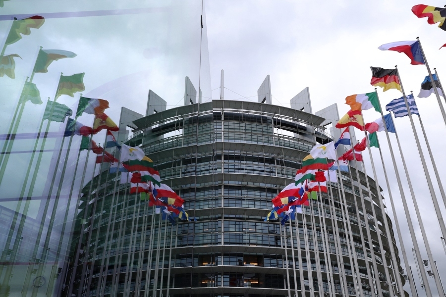 POVLASTICE KAD POLITIČARI SEBI KROJE PRAVILA: Europarlamentarci u penziju idu sa 63 godine i sa iznosom do čak...