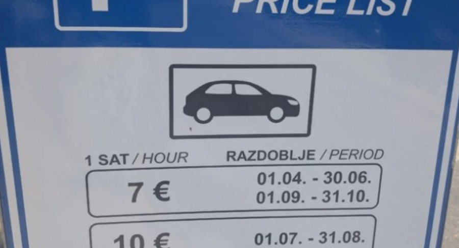 NIJEMCI DOŽIVJELI NEUGODNO IZNENAĐENJE NA PARKINGU U HRVATSKOJ: Paprene ljetne tarife šokirale turiste, video iz Trogira postao viralni hit
