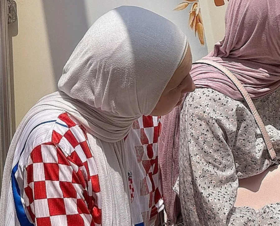 PREKRASNA SCENA IZ SARAJEVA: Djevojka s hidžabom u dresu Hrvatske oduševila regiju