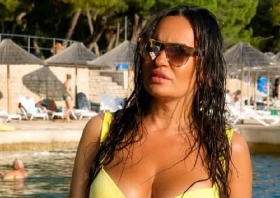 MAJKA ALEKSANDRE PRIJOVIĆ SE SKINULA I USIJALA MREŽE: 'Grmi' u žutom bikiniju, niko ne može da vjeruje koliko ima godina (FOTO)