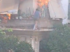 KAMERE ZABILJEŽILE HEROJSKI ČIN: 75-godišnja žena skočila s balkona stana zahvaćenog požarom, prolaznici je uhvatili (VIDEO)