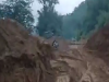 DRAMATIČAN SNIMAK SA SRETNIM KRAJEM: Klizište progutalo put i motociklistu, on čudom preživio bez ogrebotine (VIDEO)