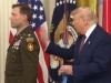 BLAMAŽA PRED KAMERAMA: Donald Trump ratnom veteranu uručio Medalju časti, pogledajte kako je sve završilo...