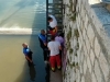 DRAMA U CENTRU SARAJEVA: Pijan se sunčao na zidiću iznad rijeke, pa završio u koritu Miljacke