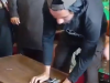 ASPURADAN SNIMAK IZ AFGANISTANA: Talibani golim rukama lome pametne telefone dok državu vode preko WhatsAppa (VIDEO)