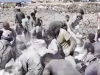 SRCEPARAJUĆI PRIZORI IZ GAZE: Izgladnjeli Palestinci prisiljeni skupljati brašno s tla kako bi preživjeli (VIDEO)