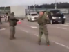 LUDILO U RUSIJI: Vojnici ispaljuju raketu sa autoputa dok civilna vozila prolaze na metar od njih (VIDEO)