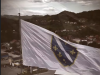 SIMBOL OTPORA I DRŽAVNOSTI: Postavljena velika zastava s ljiljanima (VIDEO)
