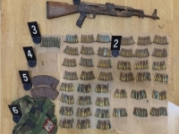 OTKRIĆE NA SJEVERU KOSOVA: Policija pronašla srpsku vojnu uniformu i arsenal oružja (FOTO)