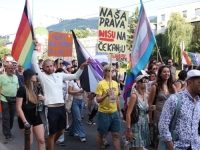 'SB' NA SARAJEVSKIM ULICAMA: Pogledajte atmosferu na bh. povorci ponosa (FOTO)