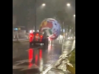 NEVJEROVATNE SCENE:  Džinovska lopta SP-a 'pobjegla', kotrljala se ulicama San Salvadora tokom oluje (VIDEO)