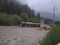 DRAMA U AUSTRIJI: Blatna bujica odnijela autobus s ceste, vatrogasci u zadnji tren spasili putnike i vozača (VIDEO)