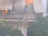 KAMERE ZABILJEŽILE HEROJSKI ČIN: 75-godišnja žena skočila s balkona stana zahvaćenog požarom, prolaznici je uhvatili (VIDEO)
