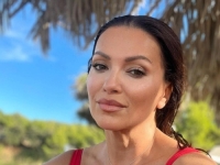 'POVREDA NA RADU': Nina Badrić se povrijedila na sceni u Banjoj Luci, reakcija pjevačice nasmijala fanove (FOTO)