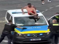 MIRNA PREDAJA NIJE BILA OPCIJA: Polugoli muškarac prkosio policiji, popeo se na kombi, a na kraju ga četvorica iznijela kao komad namještaja (VIDEO)