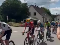 ZBOG JEDNOG POGREŠNOG POTEZA NASTAO JE HAOS: Starija žena izazvala užasnu nesreću na biciklističkoj utrci (VIDEO)