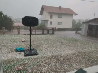 DOK PADAJU TEMPERATURNI REKORDI U DRUGIM GRADOVIMA: Jedan dio BiH zahvatilo jako nevrijeme S LEDOM (VIDEO)