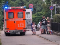 NA 40 STEPENI CELZIJUSA: Srbi dali bebi pivo da pije, policija uhapsila petero ljudi
