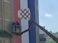 USIJANJE U SREDNJOJ BOSNI: U Novom Travniku izvješena ogromna zastava zločinačke Herceg-Bosne (FOTO)