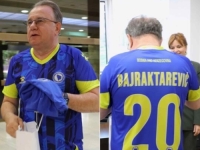 'DANAS SMO JEDAN TIM!': Premijer Nikšić došao na posao u dresu Reprezentacije BiH