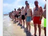 BLAMAŽA 'MLADIH' SNSD-ovaca NASMIJALA REGION: Pozirali u kupaćim gaćama i upućivali zahvale Dodiku i njegovom sinu... (VIDEO)