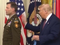 BLAMAŽA PRED KAMERAMA: Donald Trump ratnom veteranu uručio Medalju časti, pogledajte kako je sve završilo...