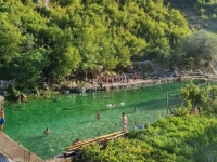 IZBJEGAVAJTE NAGLE ULASKE U HLADNU VODU: Muškarac preminuo na kupalištu u Hercegovini