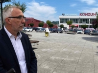 JEDNE LJESTVE I NIJEDNOG RADNIKA: Evo kako izgledaju 'radovi' na trgu u Kiseljaku zbog kojih je HDZ-ov načelnik zabranio organizovanje javnog praćenja utakmica reprezentacije BiH (FOTO)