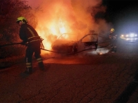 UŽAS KOD BANJA LUKE: Potpuno izgorio automobil (FOTO)