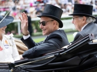 STANLEY TUCCI RUKU POD RUKU SA SUPRUGOM OČITAO LEKCIJU IZ STILA NA ASCOTU: Zasjenio kraljevsku porodicu, a kad se ONA pojavila svi su ZANIJEMILI (FOTO)