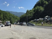 TEŠKA SAOBRAĆAJNA NESREĆA KOD SARAJEVA: U sudaru dva kombija i kamiona dvije osobe povrijeđene, saobraćaj se odvija naizmjenično (FOTO)