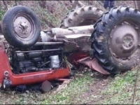 TRAGEDIJA U RS-u: Vozač poginuo nakon prevrtanja trakora