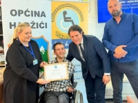 SIMBOL IZGRADNJE INKLUZIVNOG DRUŠTVA: Ministar Toni Kraljević posjetio Udruženje 'Ruku podrške' i zasadio stablo jabuke (FOTO)