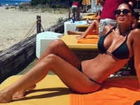 BOMBA JE NA MAMU, A IMA CRTE LICA NA OCA: O razvodu njenih poznatih roditelja brujao je region, a ona se sad skinula u bikini i svima popadale vilice - osvježava se na plaži
