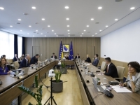 POLITIČARI PAKUJU KOFERE ZA ODMOR, GRAĐANI NA ČEKANJU:  BiH bez budžeta i ključnih reformi