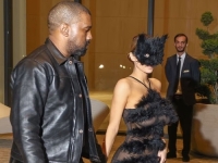 BIANCA CENSORI ŠOKIRALA IZGLEDOM: Supruga Kanye Westa izašla na ulicu bez donjeg veša i sa maskom mačke na licu (FOTO)