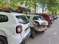 HAOS U MOSTARU: Vozač Mercedesa se zabio u parkirana vozila, ima ozlijeđenih...