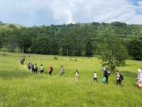 PRIRODA SPOJILA GENERACIJE: Više od 100 učesnika, porodice i djeca zajedno pješačili do Lukomira (FOTO)