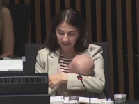 PRVI PUT S MAJKOM NA PREGOVORE: Beba za pregovaračkim stolom EU privukla pažnju ministara i javnosti (VIDEO)
