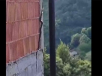 BUDITE OPREZNI: Pogledajte kako se zmija s lakoćom penje uz zid stambene kuće (VIDEO)