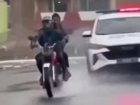 DIVLJANJE NA MOTOCIKLU: Bježali od policije pa pokosili ženu na cesti (VIDEO)