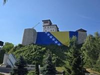 PRIMJER LJUBAVI PREMA DOMOVINI: Najveća zastava BiH postavljena na kulu Husein-kapetana Gradaščevića (FOTO)